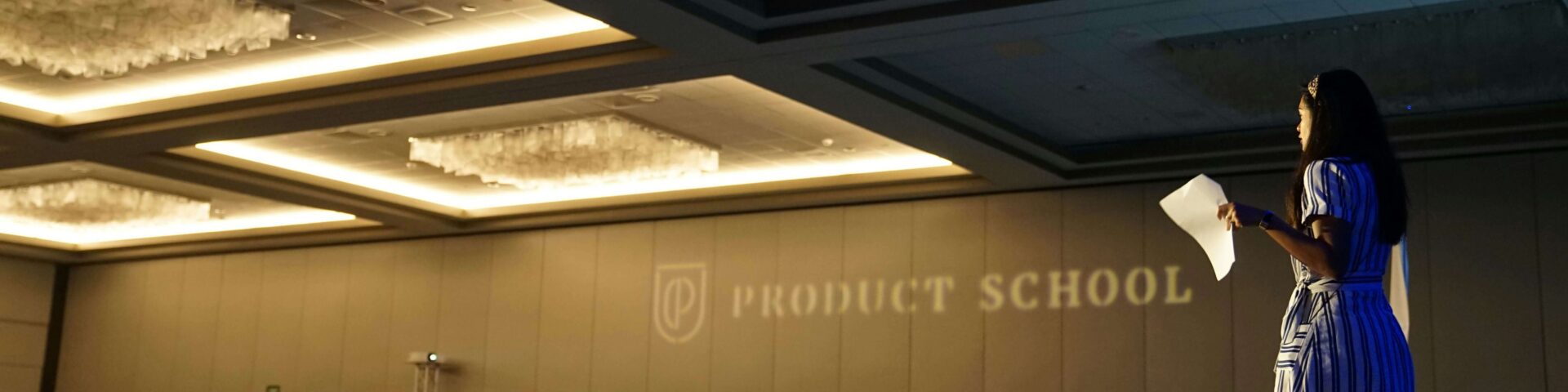 Una ragazza che si esibisce sul palco durante l'evento